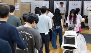 지방선거 사전투표 둘째날…오전 7시 투표율 12.11%