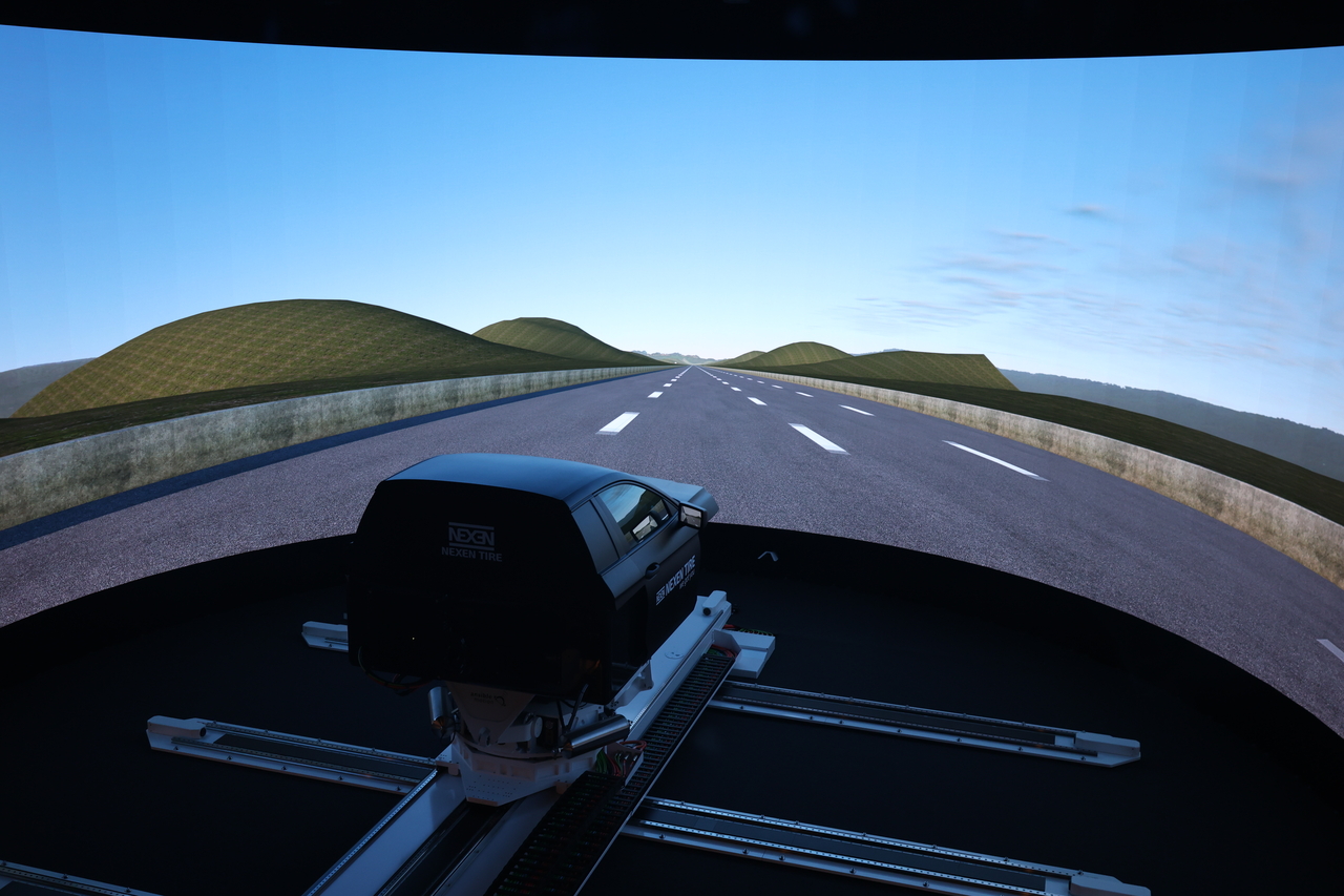 The dynamic driving simulator installed at the Nexen Tire Central Research Institute, "The Nexen University," in Magok-dong, Gangseo-gu, Seoul, photographed May 29. Nexen Tire uses the equipment to evaluate vehicle dynamics and tire performance in a virtual environment. [Nexen Tire]