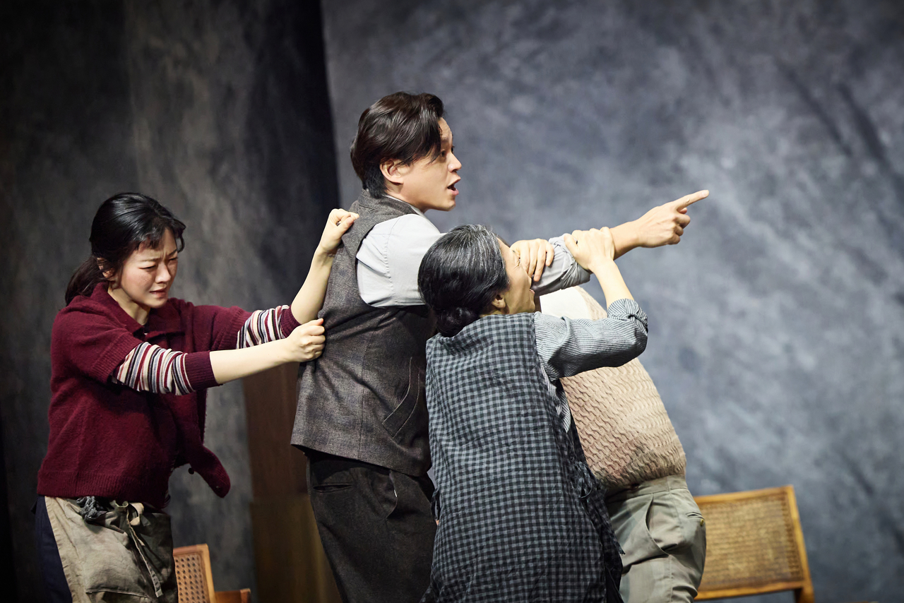 연극 ‘바냐 삼촌’의 이서진 고아성 [LG아트센터 제공]