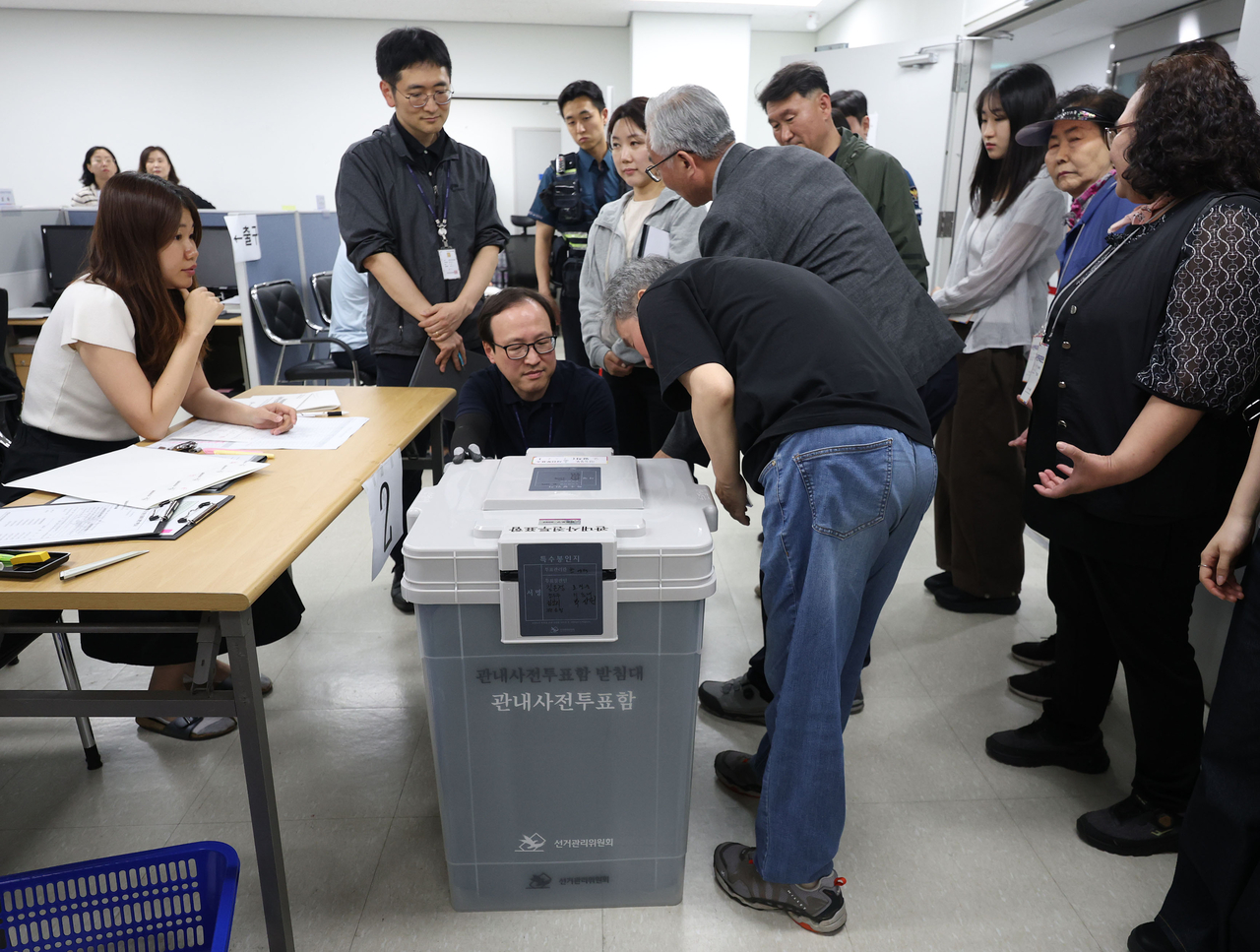 Election officials receive ballot boxes from early voting stations within the district at the Yeongdeungpo District Election Commission in Seoul on Saturday. (Yonhap)