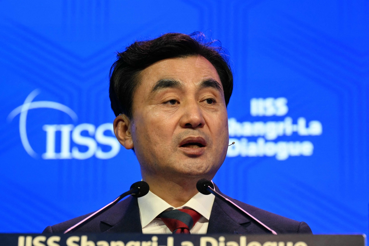 This AFP photo shows Defense Minister Ahn Gyu-back delivering a speech at the 23rd Shangri-La Dialogue summit in Singapore on May 30, 2026. (Yonhap)