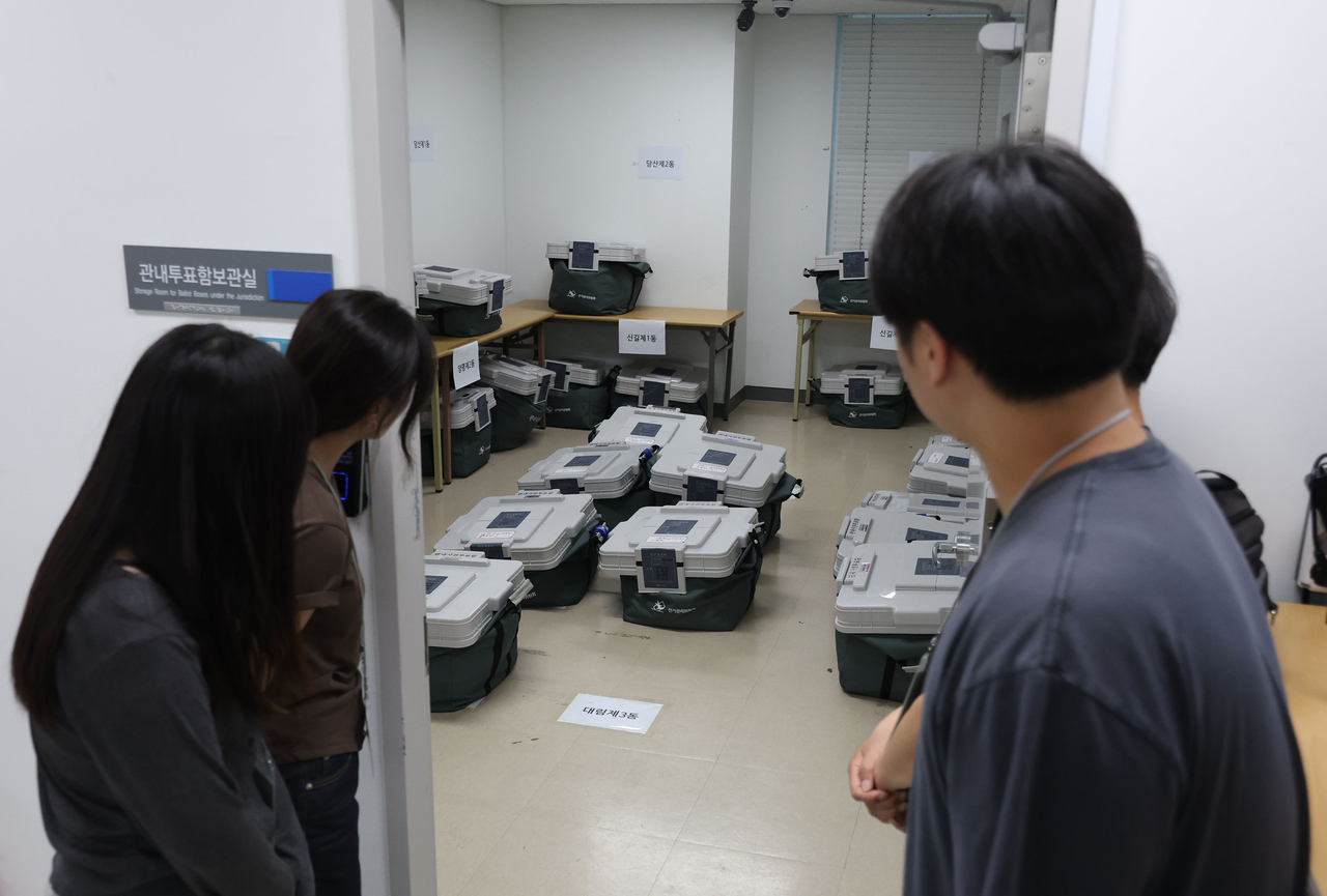 Members of an election monitoring group inspect a ballot box storage room at the Yeongdeungpo District Election Commission in Seoul on Saturday as officials secure ballots cast during early voting. (Yonhap)