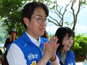 하정우 “어머니 덕포시장에서 좌판하셨다, 이모가 돌봐주며 삼남매 자라” 선거 격전지 등판한 ‘어머니들’