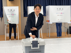 “모르는 사람 결혼식 불참 지적 느낌” 이준석, 투표소 ‘새치기 논란’에 “설 줄도 없었다” 해명