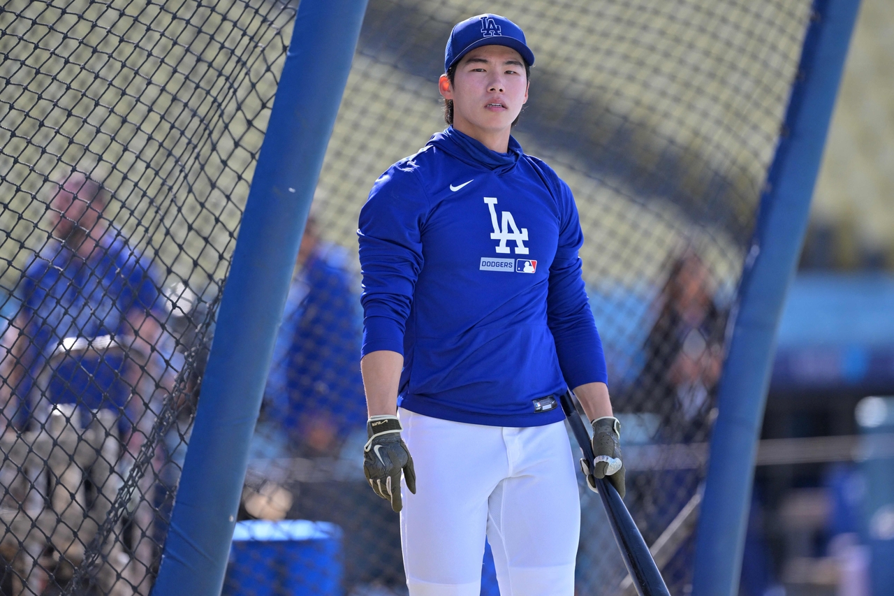 Kim Hye-seong of the Los Angeles Dodgers takes batting practice prior to a Major League Baseball regular-season game against the Colorado Rockies at Dodger Stadium in Los Angeles on May 26, 2026, in this Getty Images photo. (Yonhap)