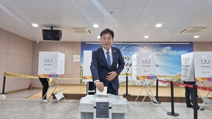 오중기 더불어민주당 경북지사 후보, 포항서 사전투표 마쳐