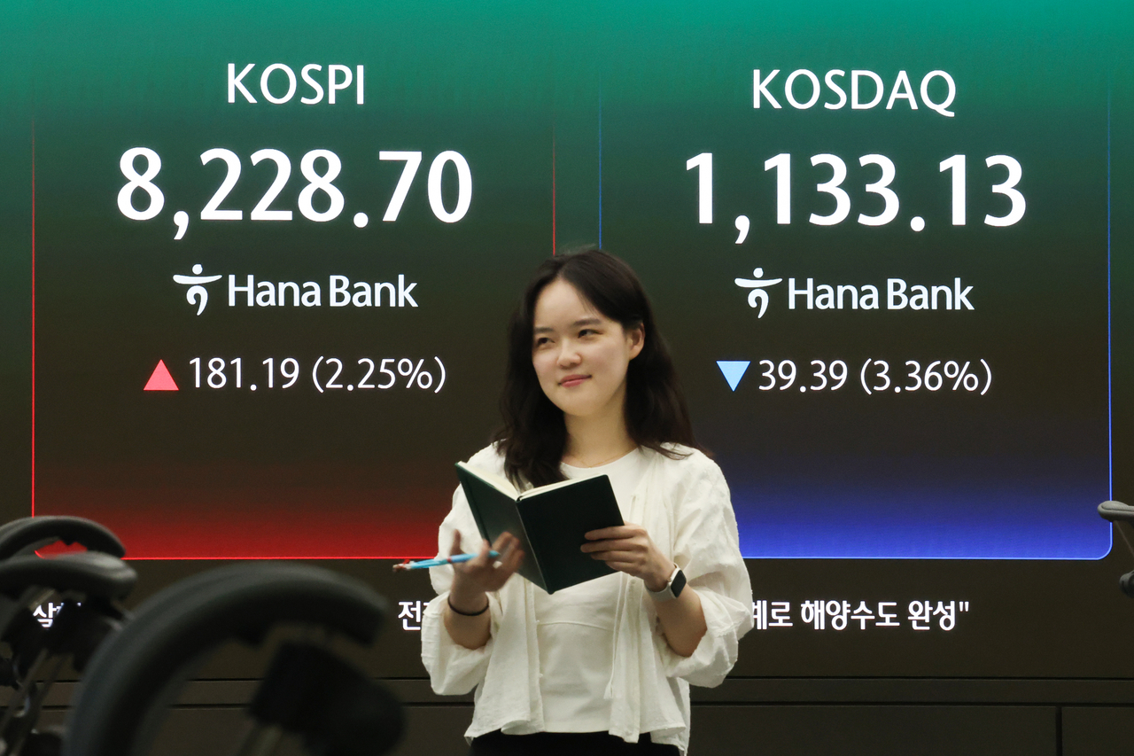 An electronic board at a Hana Bank dealing room in Seoul shows the Kospi closing  higher from the previous session, while the Kosdaq fell 3.36 percent Wednesday. ()