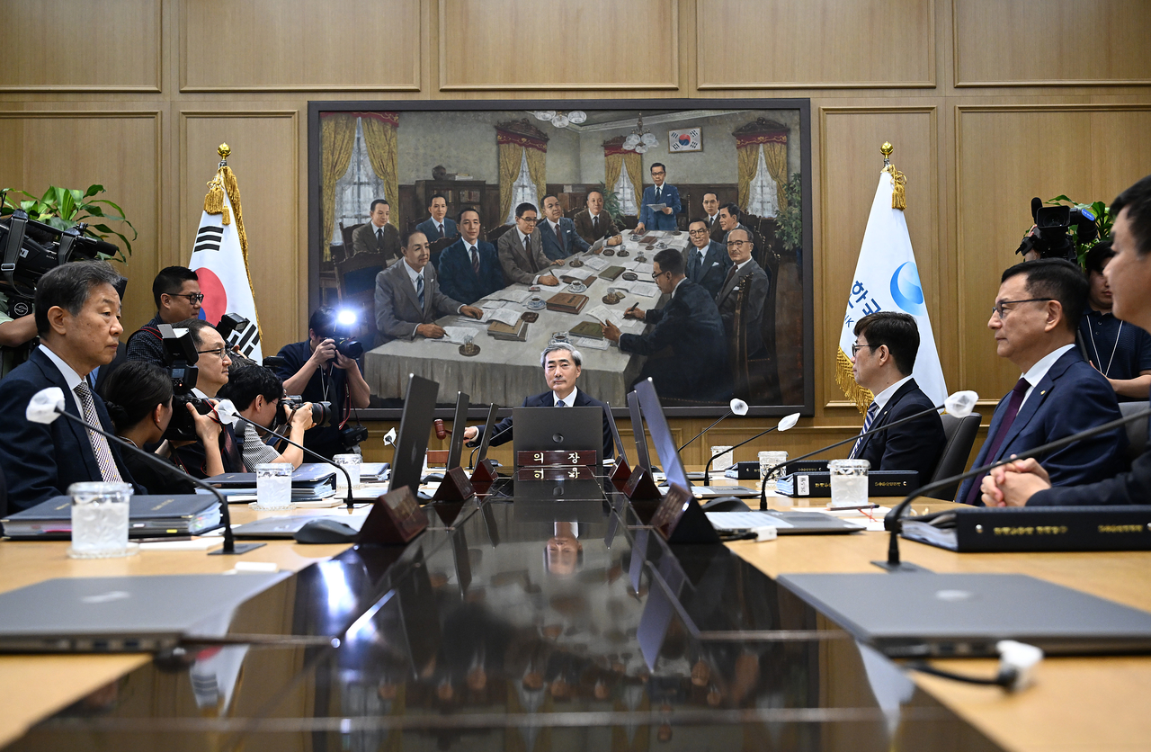 신현송 한국은행 총재가 28일 서울 중구 한국은행에서 열린 금융통화위원회 본회의에서 의사봉을 두드리고 있다. [연합]