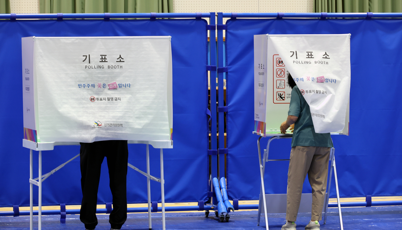 Voters cast their ballots at an early voting station in Cheongju, North Chungcheong Province. (Yonhap)