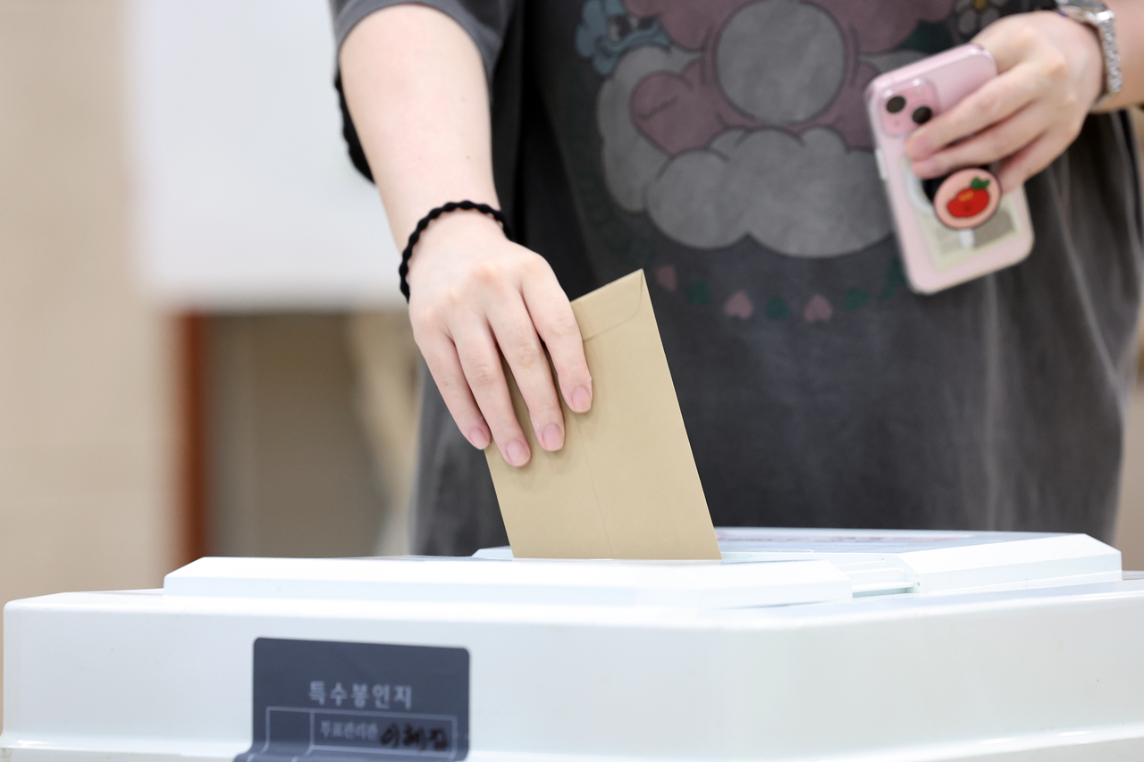 A voter casts a ballot at an early voting station in Gwangju on Saturday, the second day of early voting for South Korea's ninth nationwide local elections. (Yonhap)