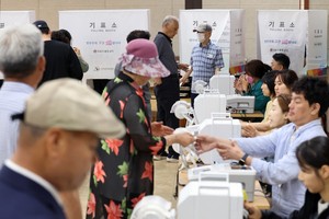 지방선거 사전투표 둘째날…오전 11시 투표율 15.38%