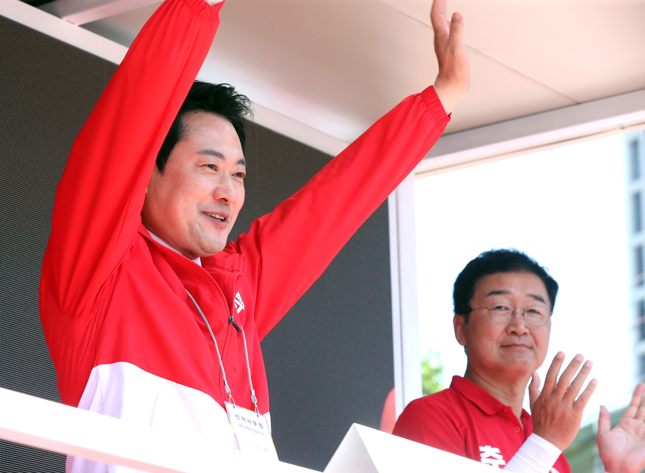 People Power Party election campaign chief Jang Dong-hyuk greets passersby in Chuncheon, Gangwon Province, on Saturday. (Yonhap)