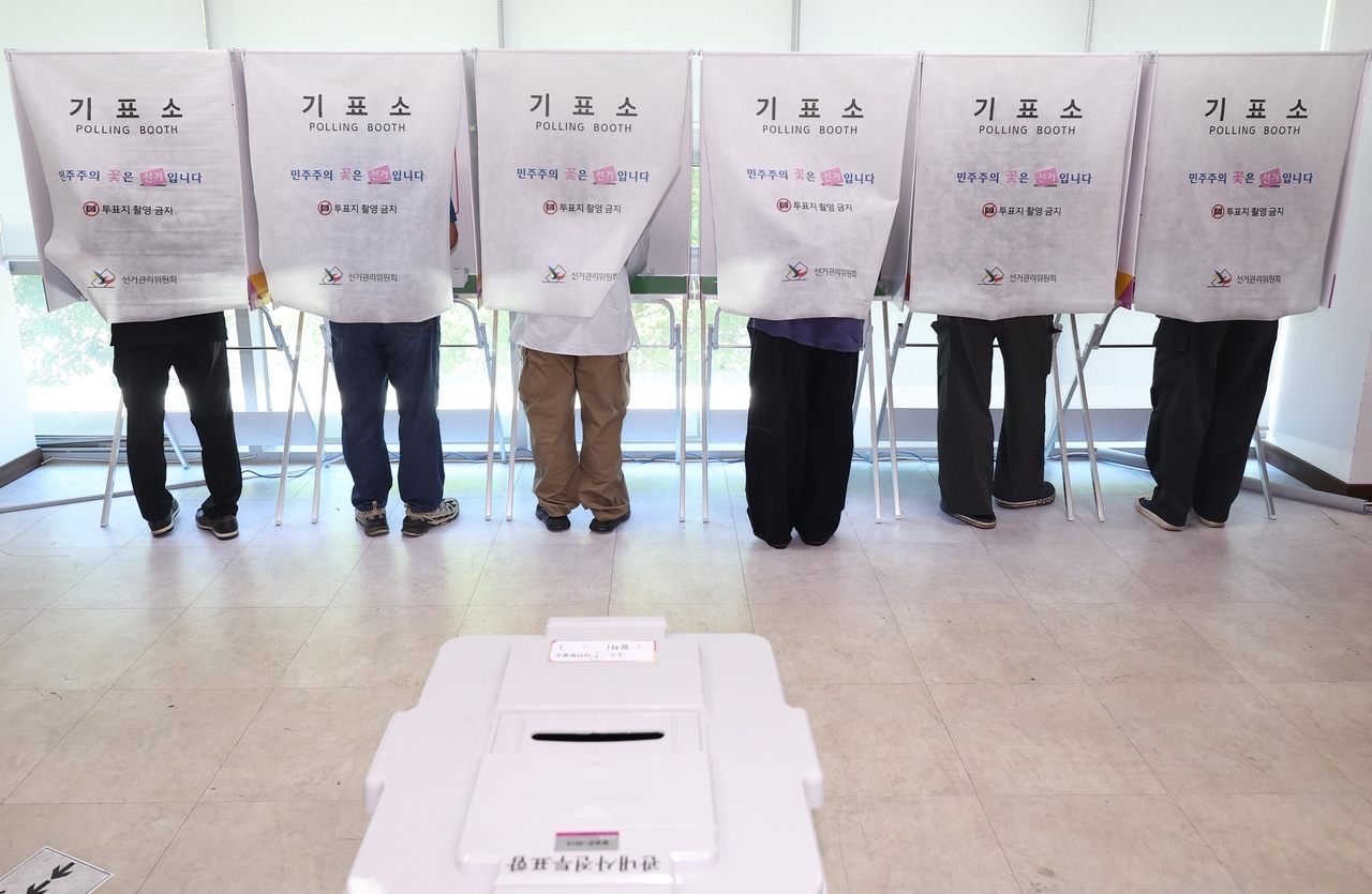 Voting booths remained busy throughout the day as voters continued to turn out for early voting. (Yonhap)