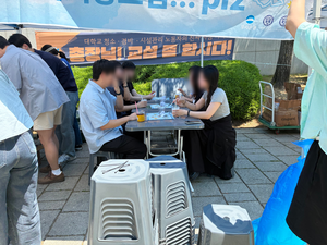 [르포] 소개팅, 또 소개팅…연애 부스가 점령한 대학 축제 [세상&]
