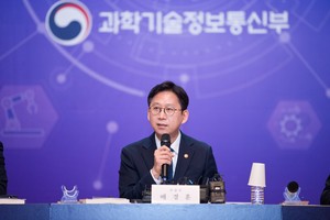 Korea should join frontier AI race dominated by US, China: ICT minister