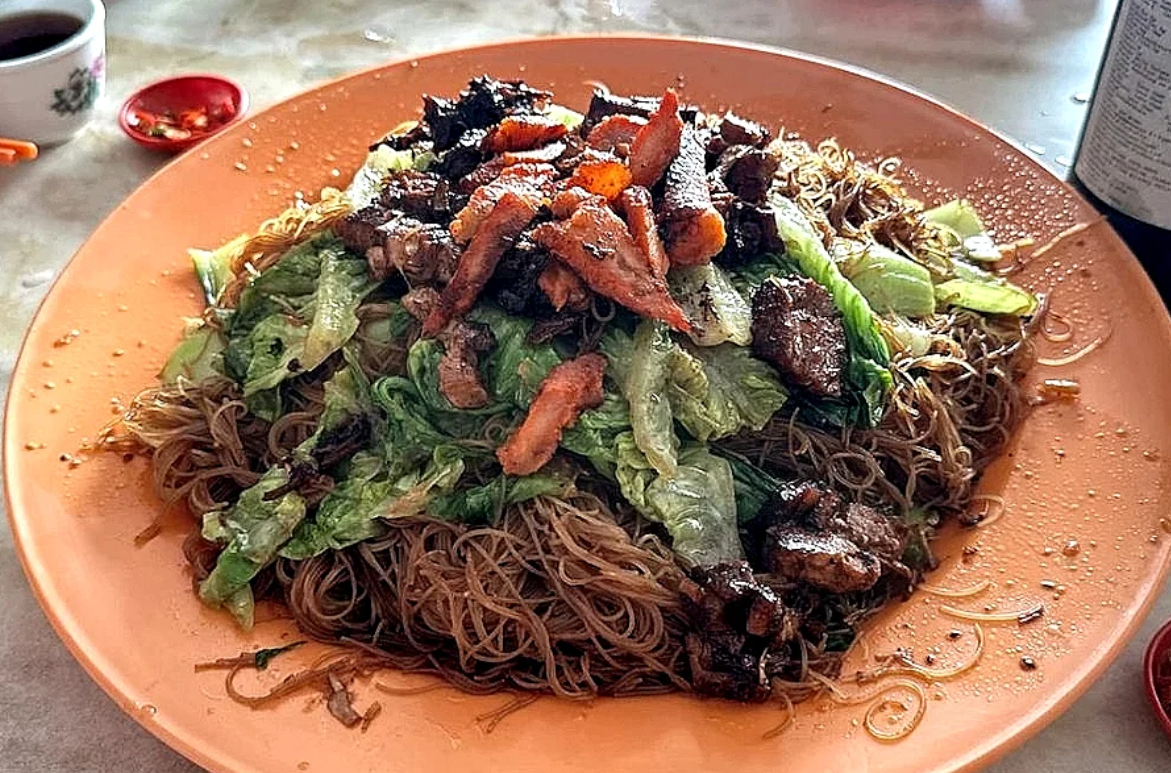 The special braised pork beehoon, available at Ong Hai Lan and Foo Kia Boi’s Kheng Tong Coffee Shop in Malacca.    (Sin Chew Daily)