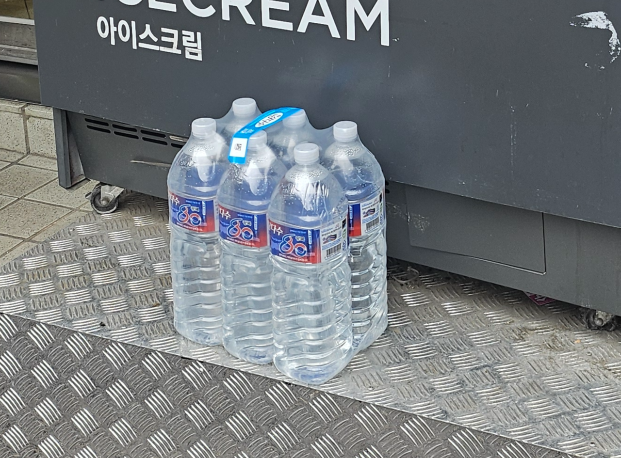 편의점 앞에 놓여 있는 생수. 김광우 기자.