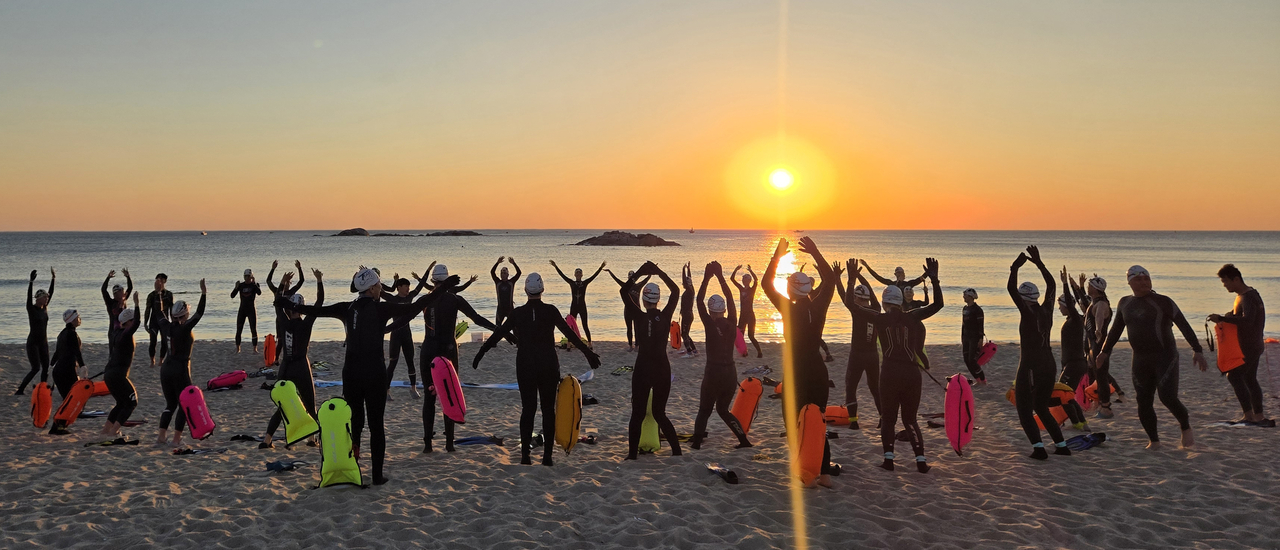 Sea swimming crews warm up before a morning swim at Gyeongpo Beach in Gangneung, Gangwon Province, early Sunday. (Yonhap)