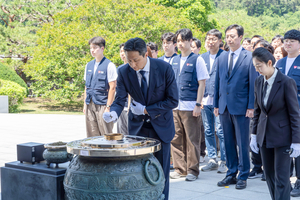 HD Hyundai chair pays respects at national cemetery ahead of National Veterans’ Month