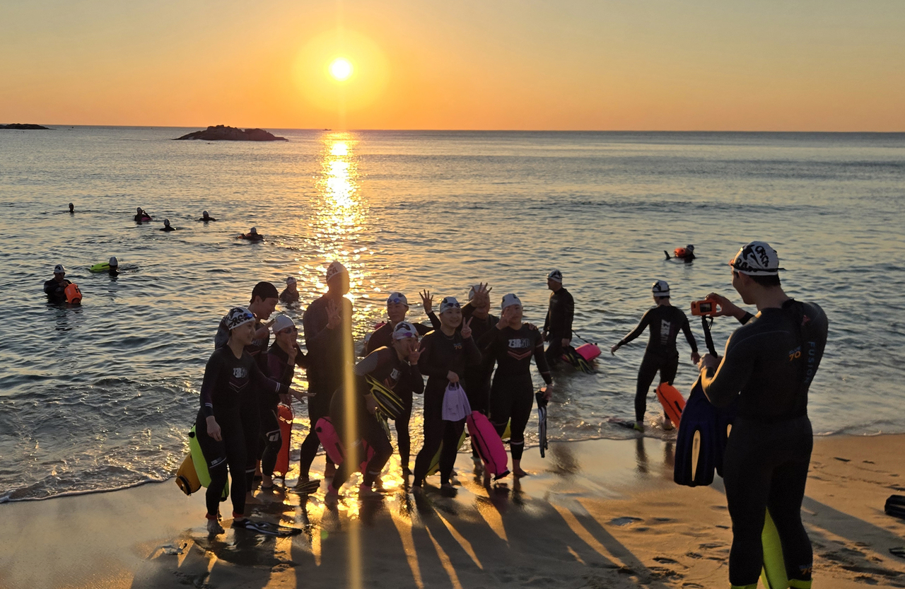 Sea swimming crews take photo whlie swimming  at Gyeongpo Beach in Gangneung, Gangwon Province, early Sunday. (Yonhap)