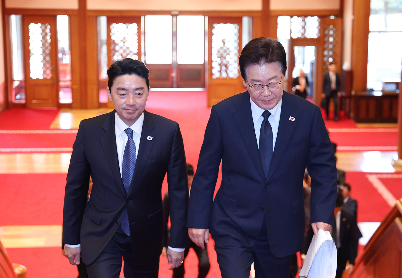 President Lee Jae Myung (right) and his chief of staff Kang Hoon-sik ascend the stairs at the main building of Cheong Wa Dae in Seoul, May 6. (Yonhap)