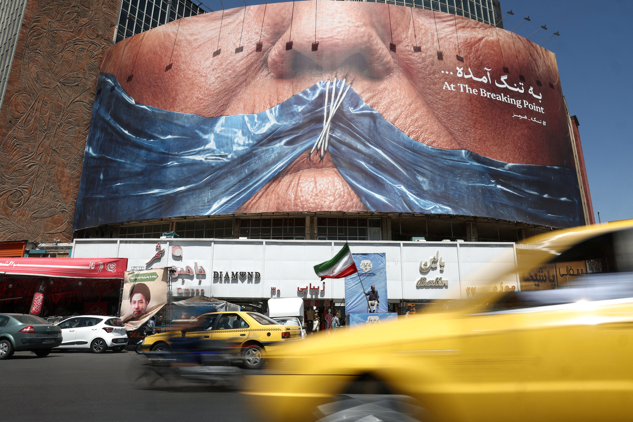 People ride past an anti-US billboard in Tehran, Iran, Saturday. (Reuters-Yonhap)