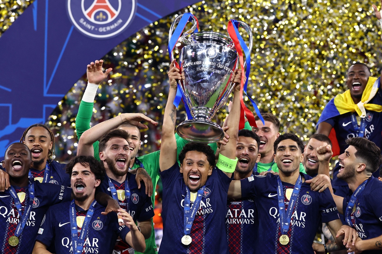 Paris Saint-Germain's players celebrate with the Champions League trophy, at the Puskas Arena in Budapest, Saturday.    (AFP-Yonhap)