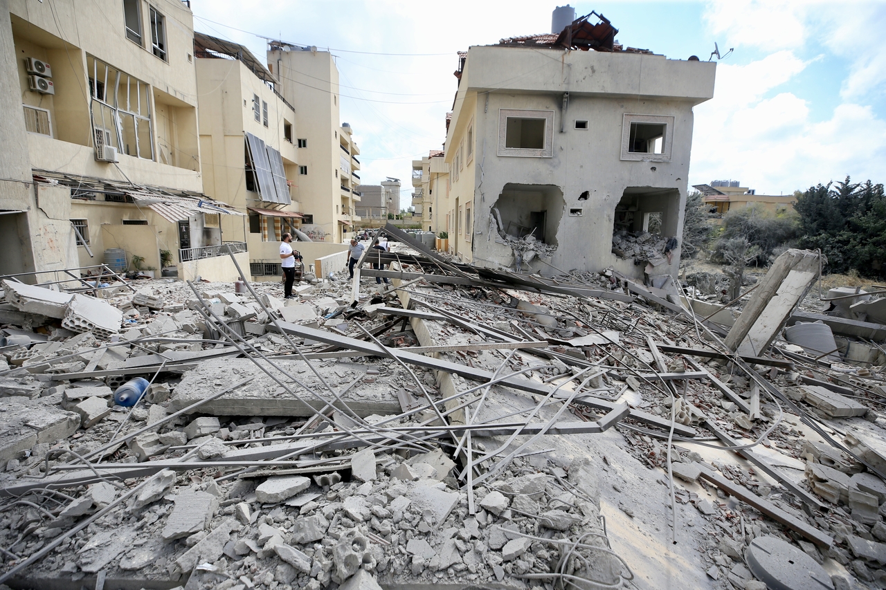 Residents check destruction caused by Israeli airstrikes in Ansariyeh, Lebanon, Saturday. (Xinhua-Yonhap)