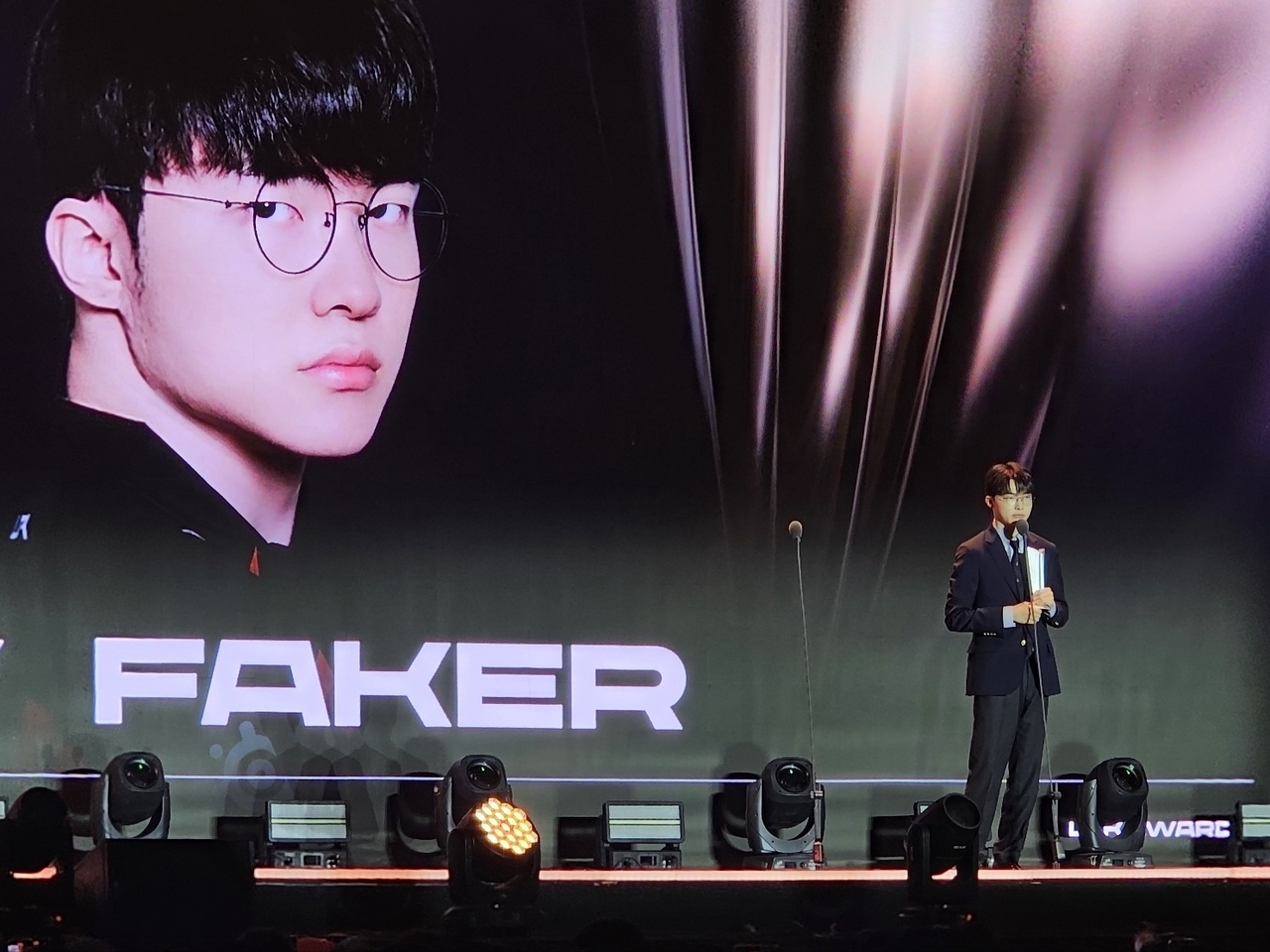 Lee "Faker" Sang-hyeok speaks after receiving the award for Mid of the Year during the 2024 LCK Awards held in Dongdaemun-gu, Seoul. (Lee Yoon-seo/The Korea Herald)