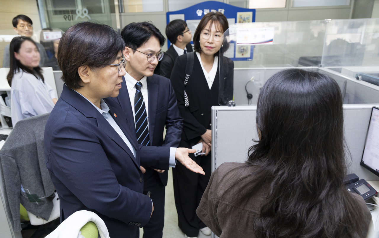 Health Minister Jeong Eun-kyeong (left) inspects the suicide prevention hotline office on Friday. (Ministry of Health and Welfare)