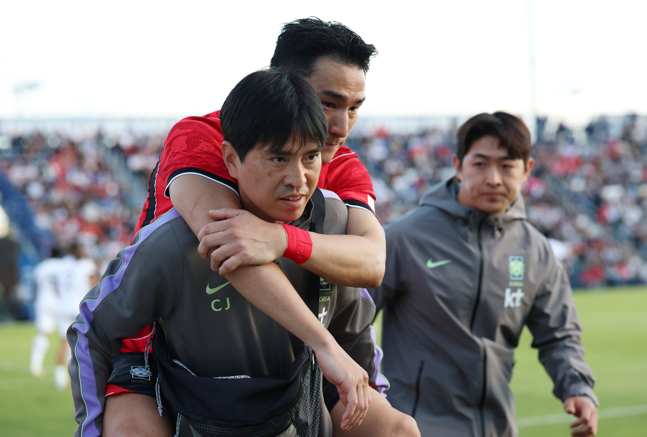 Cho Yu-min of South Korea (center) is carried off the field by a national team staff member after suffering a foot injury during a friendly football match against Trinidad and Tobago at BYU South Field in Provo, Utah, on Saturday. (Yonhap)