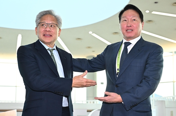 Nvidia CEO Jensen Huang (left) and SK Group Chairman Chey Tae-won speak to reporters on Oct. 31, 2025, during Huang's visit to Korea to attend the Asia-Pacific Economic Cooperation CEO Summit. (Im Se-jun/The Korea Herald)
