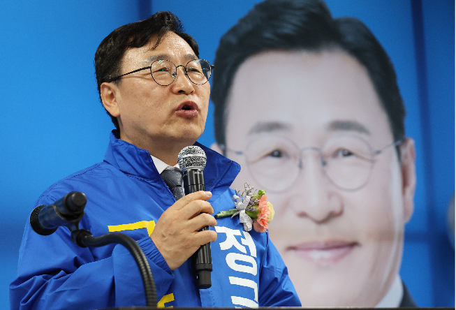 Liberal Seoul education superintendent candidate Jung Geun-sik speaks to reporters at his campaign office in Jongno-gu, Seoul, on May 7. (Yonhap)