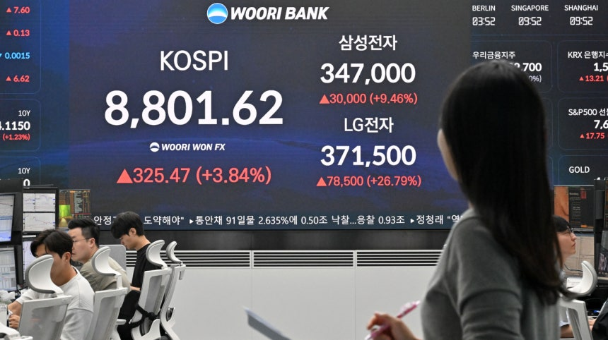 Screens at Woori Bank’s trading room in central Seoul show the Kospi index and trading prices of Samsung Electronics and LG Electronics on Monday. (Im Se-jun/The Korea Herald)