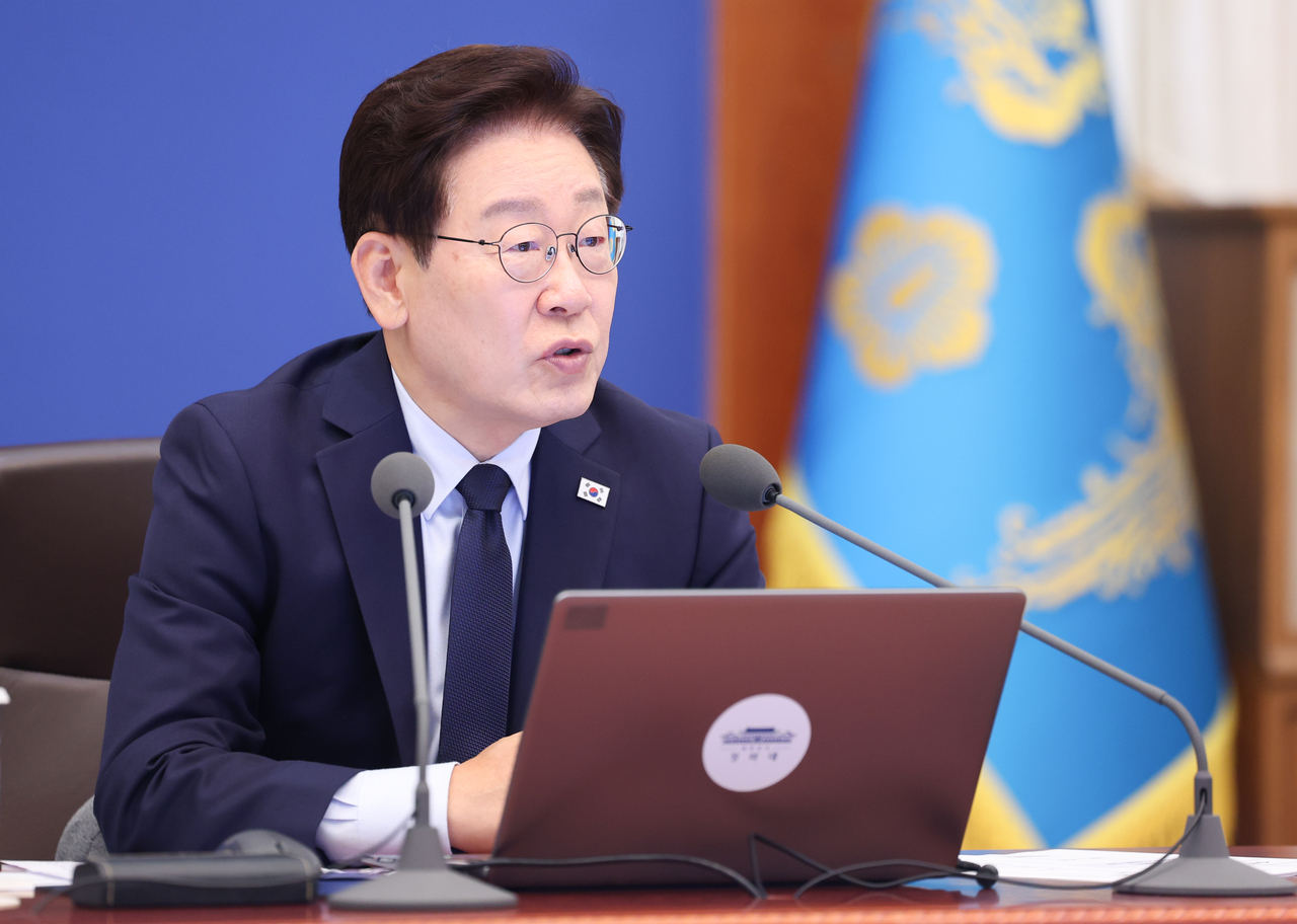 President Lee Jae Myung attends a meeting with his senior secretaries at the presidential office Cheong Wa Dae in Seoul on Thursday. (Yonhap)