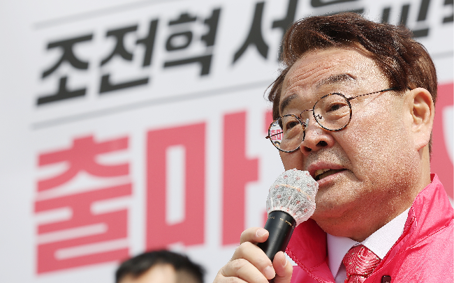Conservative Seoul education superintendent candidate Cho Jun-hyuk speaks at a rally in Jung-gu, Seoul, on May 7. (Yonhap)