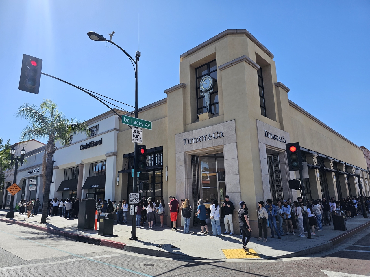 Customers form a long line for the opening of Olive Young Pasadena. (Olive Young)