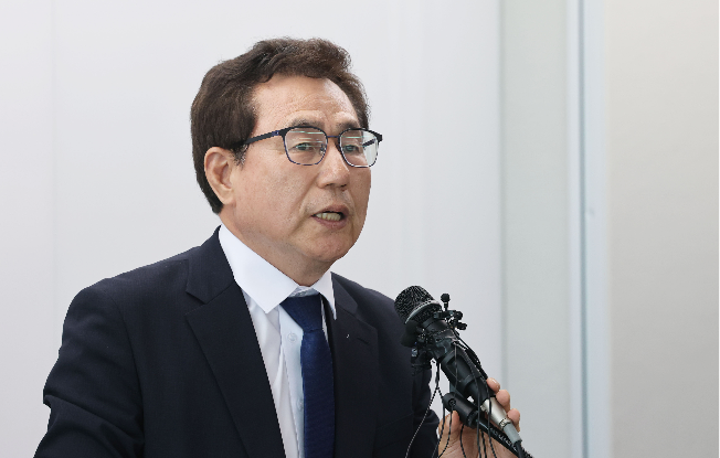 Liberal Seoul education superintendent candidate Han Man-jung speaks to reporters during a press conference in Yongsan-gu, Seoul, on May 26. (Yonhap)