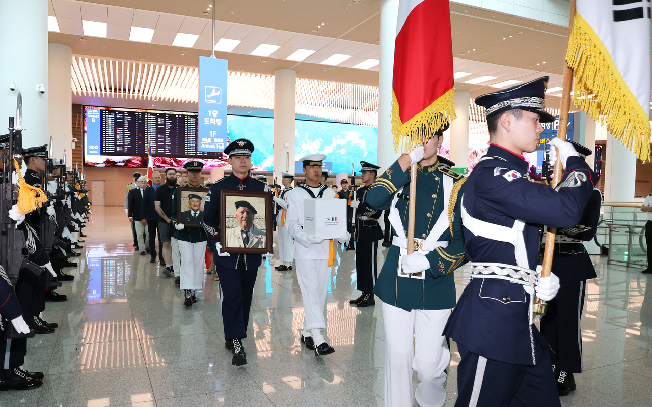 South Korean honor guard carry the remains of French Korean War veterans Andre Datcharry and Jacques Grisolet as they arrive at the Incheon International Airport on May 26. Their remains were laid to rest at the UN Memorial Cemetery in Busan. (Yonhap)