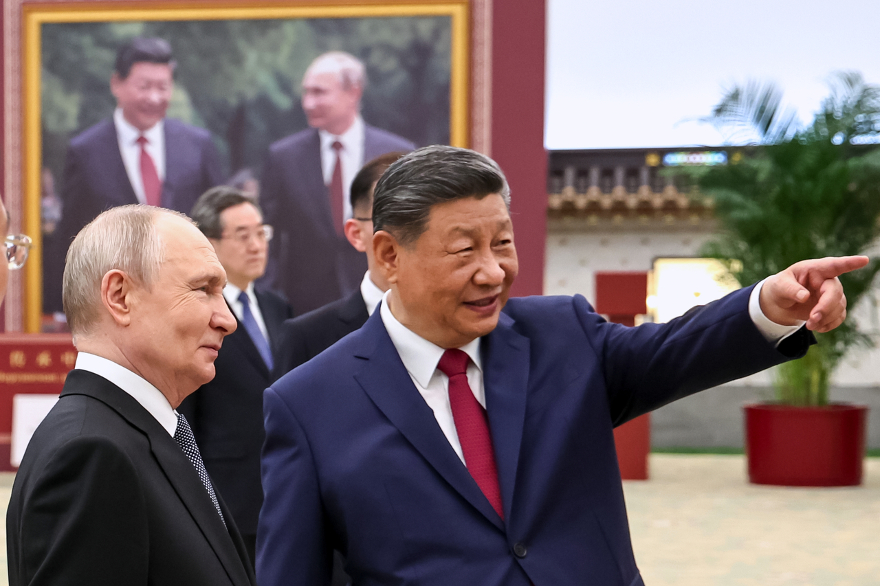 Russian President Vladimir Putin (left) and Chinese President Xi Jinping visit an exhibition by the TASS and Xinhua news agencies at the Great Hall of the People, in Beijing, China, May 20. (AP-Yonhap)