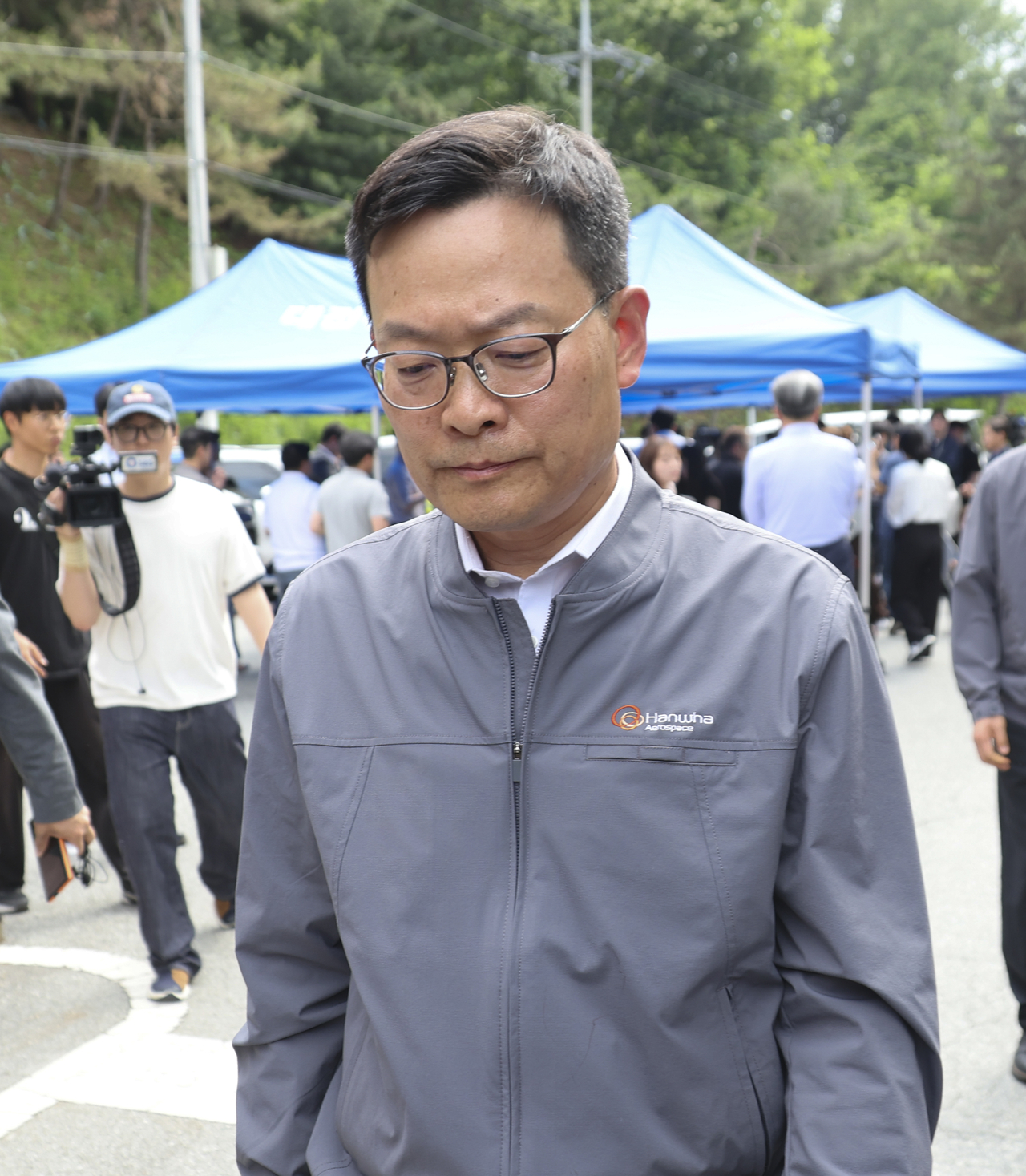 Hanwha Aerospace CEO Son Jae-il walks into the company's Daejeon facility after a briefing on the explosion on Monday afternoon. (Newsis)