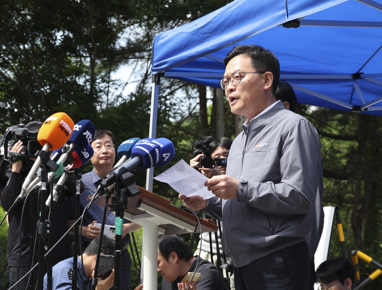 Son Jae-il, CEO of Hanwha Aerospace, speaks during a media briefing outside the company's Daejeon facility in Yuseong-gu, Daejeon, on Monday. (Newsis)