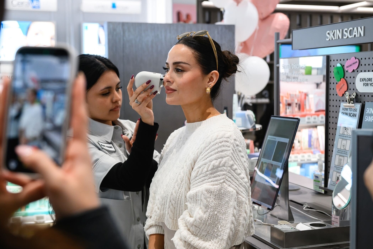 A customer is getting her skin scanned at the skin scan zone in Olive Young Pasadena. (Olive Young)