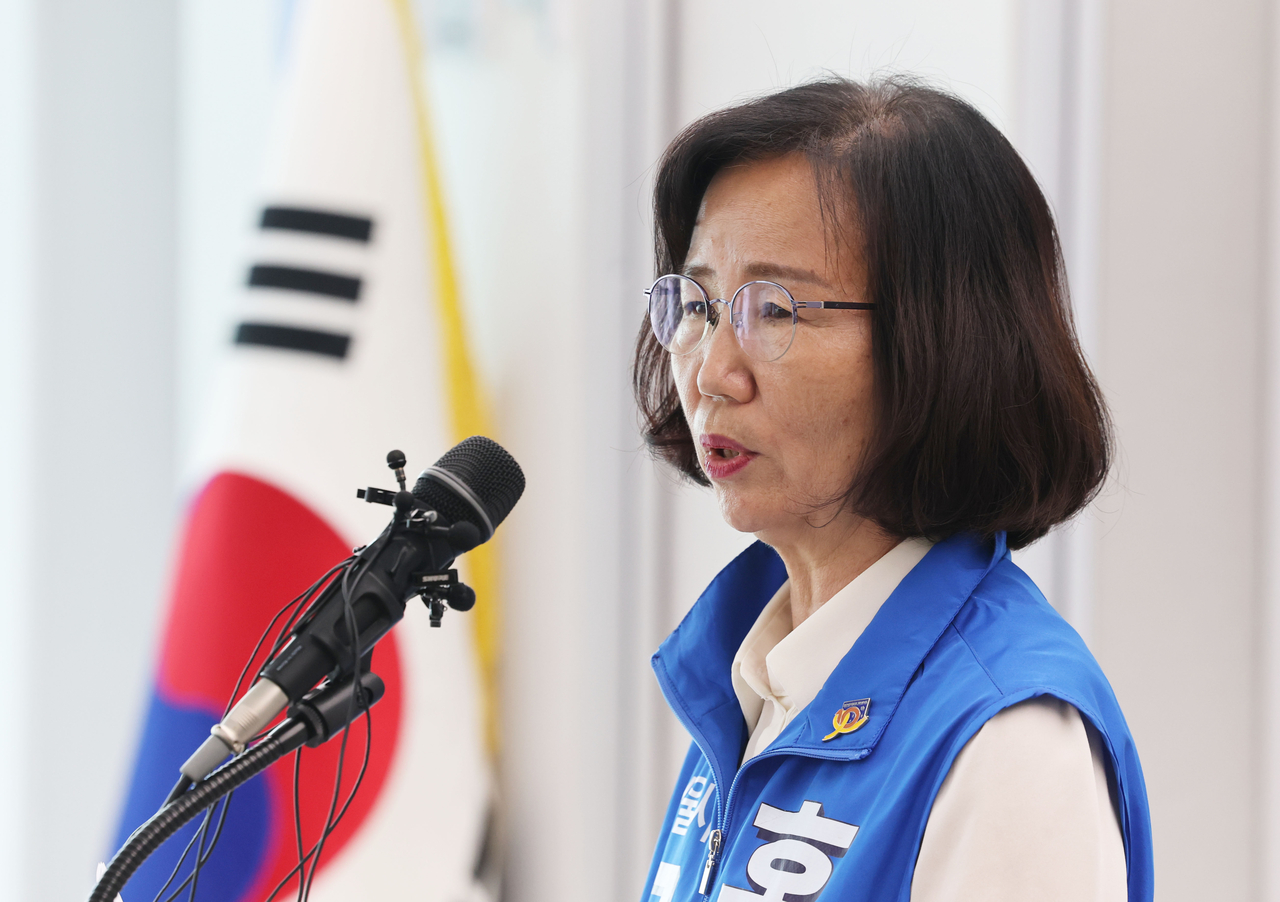 Liberal Seoul education superintendent candidate Hong Jae-nam speaks to reporters in Yongsan-gu, Seoul, on May 26. (Yonhap)
