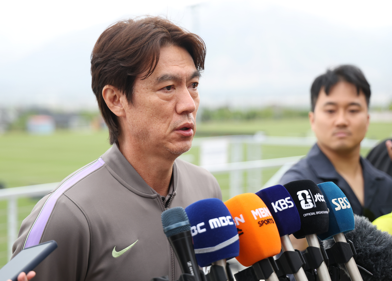 South Korean head coach Hong Myung-bo speaks to reporters on Friday after arriving in Salt Lake City. During the meeting with press, Hong said he was "surprised" after learning of KFA President Chung Mong-gyu's decision to step down. (Yonhap)