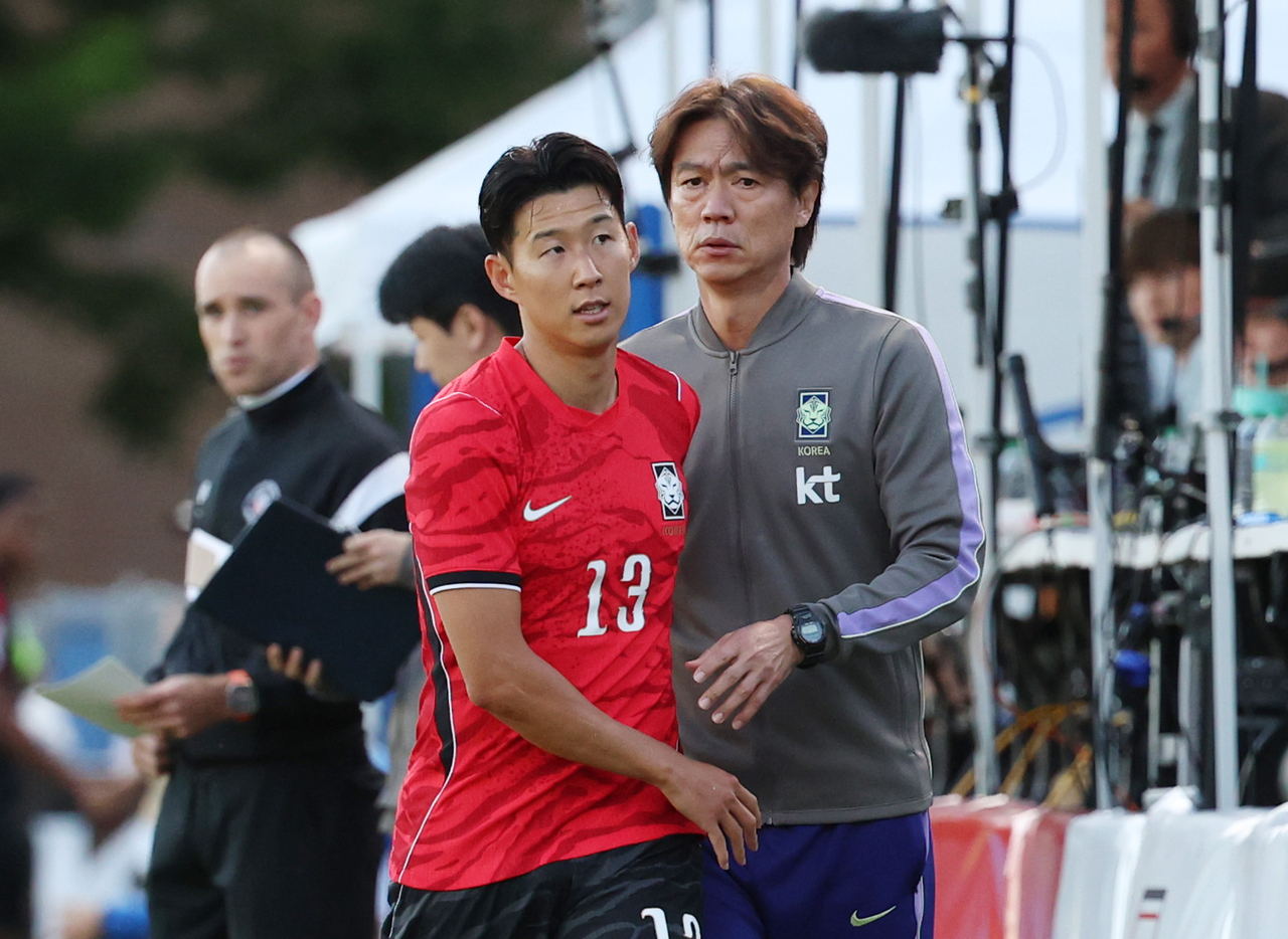 South Korean manager Hong Myung-bo (right) pats team captain Son Heung-min on the back as he is substituted out in the second half of a friendly on Sunday against Trinidad and Tobago in Provo, Utah. (Yonhap)