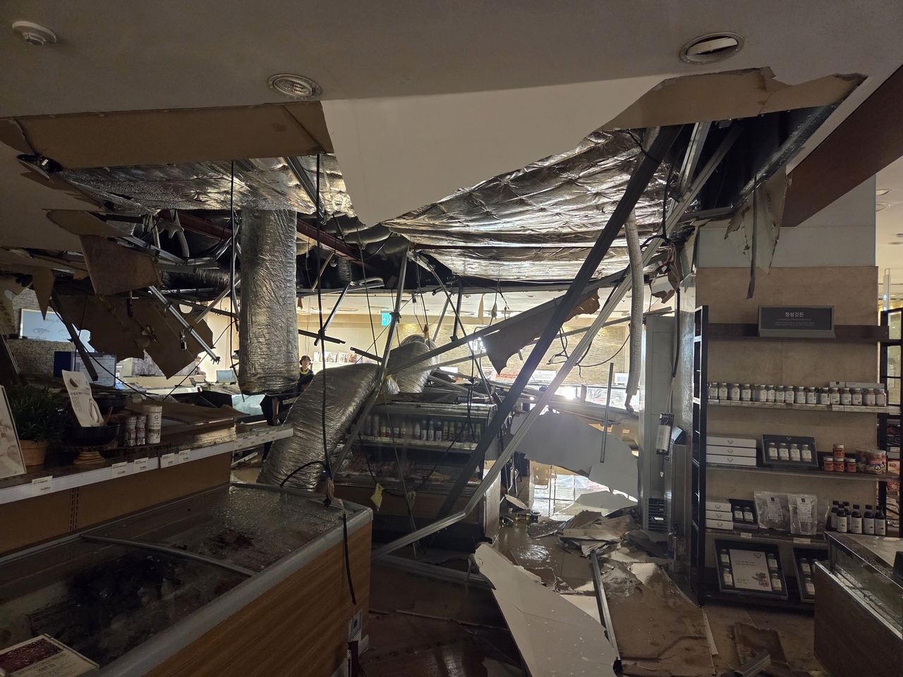 A ceiling has collapsed in the food hall of Lotte Department Store Centum City in Busan on Sunday. (Busan Metropolitan City Fire and Disaster Headquarters)