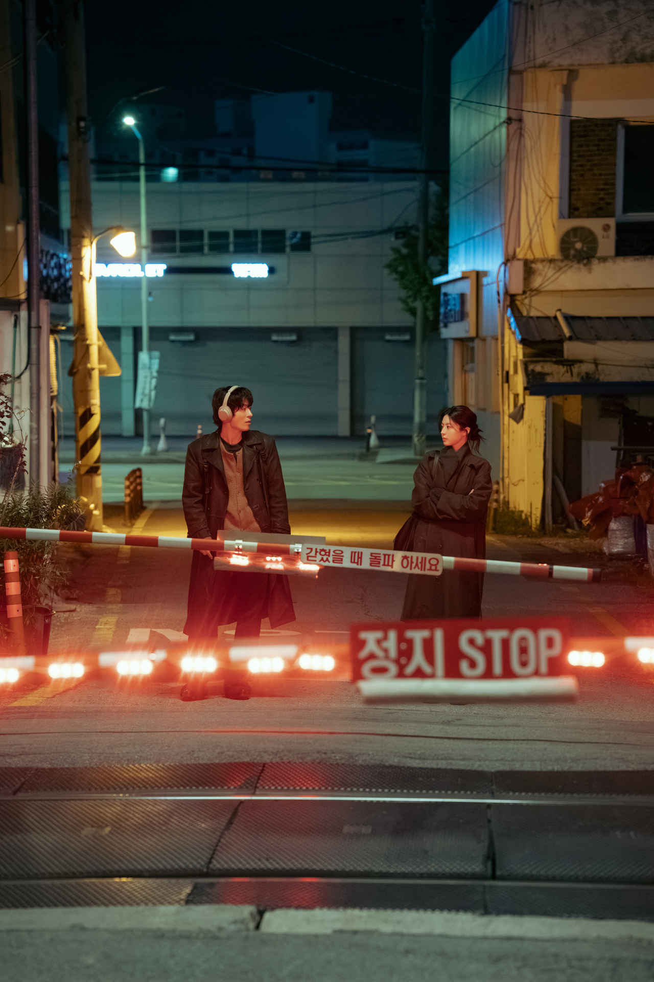 드라마 ‘모두가 자신의 무가치함과 싸우고 있다’의 한 장면.
황동만(구교환, 왼쪽)과 변은아(고윤정)가
집으로 가는 길 철도건널목에서 마주쳤다.
[스튜디오 피닉스·SLL·스튜디오 플로우 제공]