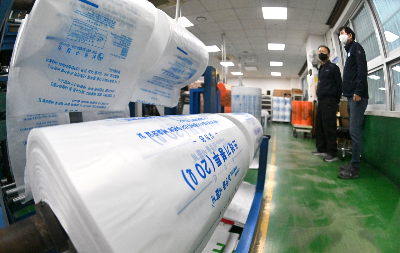 Standard garbage bags are produced at a factory in Seo-gu, Icheon, Gyeonggi Province, April 3. (Im Se-jun/The Korea Herald)