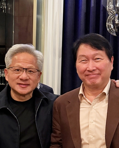 This image, posted on SK Group's Facebook account on Tuesday shows Jensen Huang (L), chief executive officer of US chip giant Nvidia Corp., with SK Group Chairman Chey Tae-won in Taipei. (Yonhap)